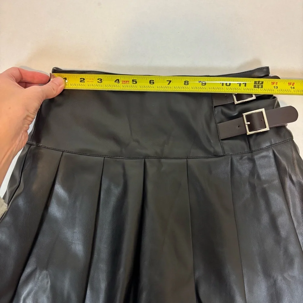 WEWOREWHAT Faux Leather Tennis Skirt in Black Size S